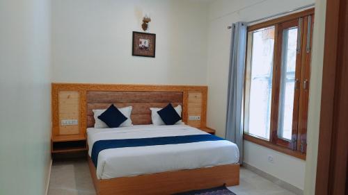 Postel nebo postele na pokoji v ubytování Harela Inn