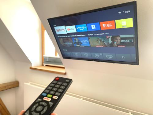 TV a/nebo společenská místnost v ubytování Gemütliches Studio im Zentrum von Hof mit Designer-Wanne & 24h-Check-in