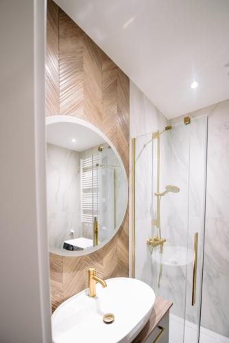 a white bathroom with a sink and a mirror at obywatelska apartament free parking KLIMA in Łódź