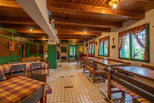 Εστιατόριο ή άλλο μέρος για φαγητό στο Fehérkőlápa Turistaház Panzió