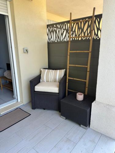 une chaise et une table sur une terrasse dans l'établissement Studio à ESTEREL BELAHOME, à Saint-Raphaël