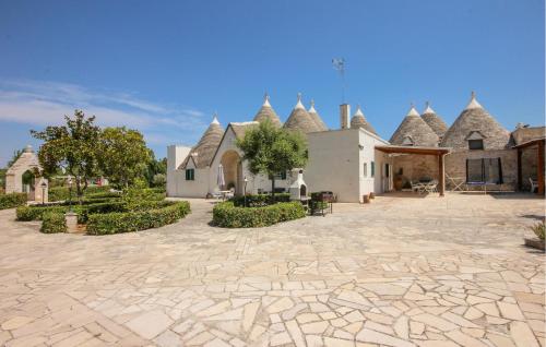 un patio de una casa con entrada de piedra en Amazing Home In Cisternino, en Cisternino