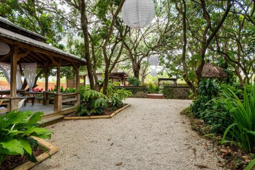 Taman di luar Serene Tiny House Retreat in Japanese Garden