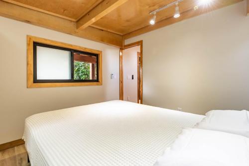 Katil atau katil-katil dalam bilik di Serene Tiny House Retreat in Japanese Garden