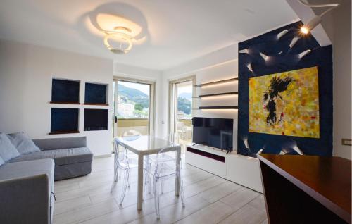 Μια τηλεόραση ή/και κέντρο ψυχαγωγίας στο 2 Bedroom Cozy Apartment In Recco