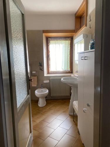 Un baño pequeño con inodoro y lavabo. en Cedä Meia, en Dosoledo