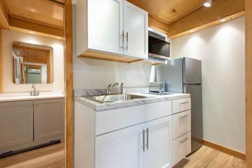 Dapur atau dapur kecil di Serene Tiny House Retreat in Japanese Garden