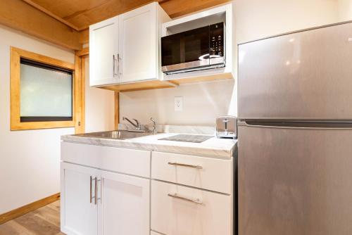 Dapur atau dapur kecil di Serene Tiny House Retreat in Japanese Garden