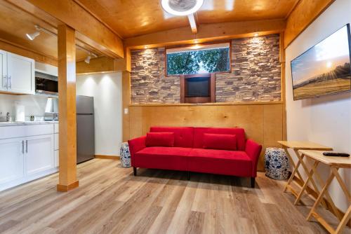 Dapur atau dapur kecil di Serene Tiny House Retreat in Japanese Garden