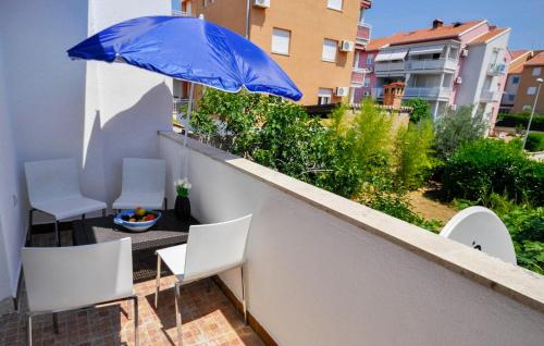 a blue umbrella sitting on top of a balcony at Lovely Apartment In Novigrad in Karpinjan