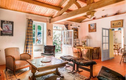 a living room with a table and chairs at Amazing Home In La Boissières Des Land in Saint-Avaugourd-des-Landes