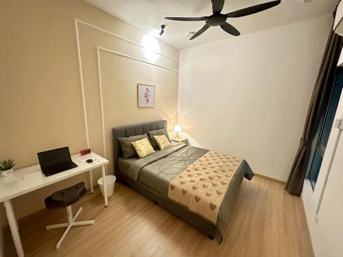 Ένα ή περισσότερα κρεβάτια σε δωμάτιο στο Cozy Condo with Scenic Views near Kuala Lumpur