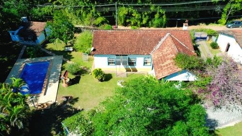 an aerial view of a house with a swimming pool at Pousada Pe da Serra in Tiradentes