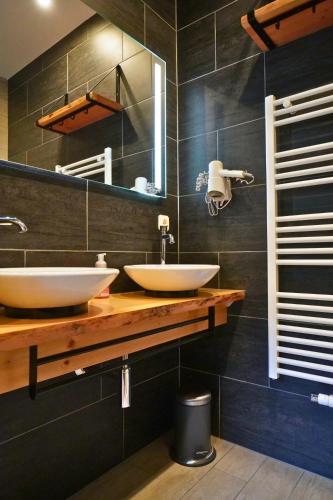 a bathroom with two sinks and a mirror at Pension Sonnenheim in Gmünd in Kärnten