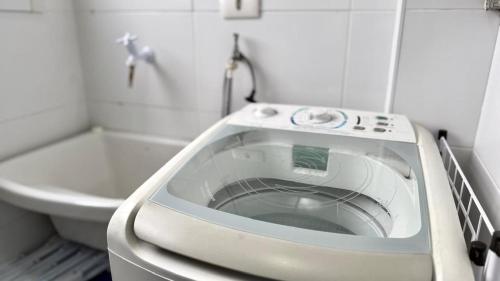 una lavadora en un baño con inodoro en Residencial Maria Conceição, en Samaritá