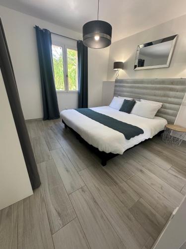 une chambre avec un lit et un parquet dans l'établissement Villa KIKO, Gîte Spa & Sauna privatifs -5 min- Sarlat, à Vitrac