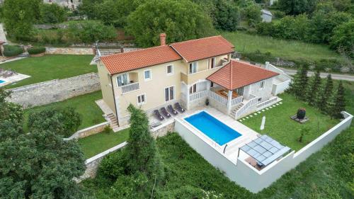 Bazén v ubytování Villa mit eingezäuntem Garten und Panoramablick nebo v jeho okolí