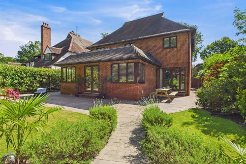 Taman di luar 3 beds Luxury Family Home with Self-Check in & Direct Train to London