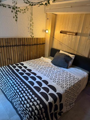 Postel nebo postele na pokoji v ubytování Appartement avec Jaccuzi & Jardin