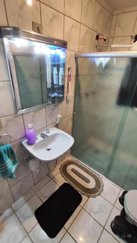 Ένα μπάνιο στο Quarto Individual Muito Perto do Aeroporto Internacional GRU