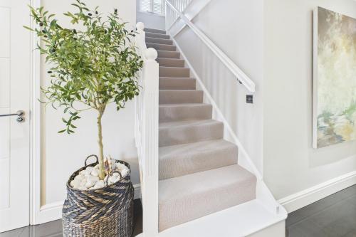 Gambar di galeri bagi 3 beds Luxury Family Home with Self-Check in & Direct Train to London di West Byfleet