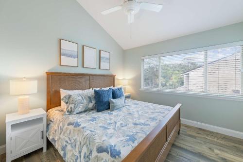 Giường trong phòng chung tại Forest Beach Villa - 2 BDR for 6