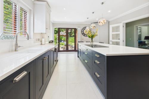 Η κουζίνα ή μικρή κουζίνα στο 3 beds Luxury Family Home with Self-Check in & Direct Train to London