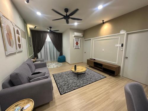 Χώρος καθιστικού στο Cozy Condo with Scenic Views near Kuala Lumpur