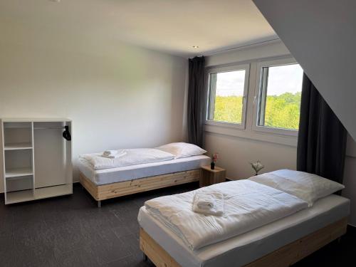 Postel nebo postele na pokoji v ubytování T&K Apartments - Wegberg - 4-7 room Apartments - private parking - WIFI - Fully equipped kitchen