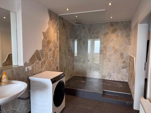 Koupelna v ubytování T&K Apartments - Wegberg - 4-7 room Apartments - private parking - WIFI - Fully equipped kitchen
