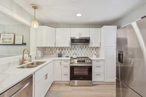 Η κουζίνα ή μικρή κουζίνα στο Condo for 6 with Resort Amenities & Walk to Beach