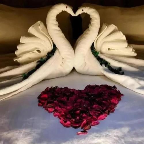 a heart made out of towels and red roses at كمباوند شاليهات فابيلوس 