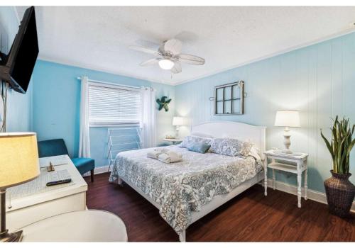a bedroom with a bed with blue walls and a ceiling at Relaxing Condo for 6 in Popular Hilton Head Resort in Hilton Head Island
