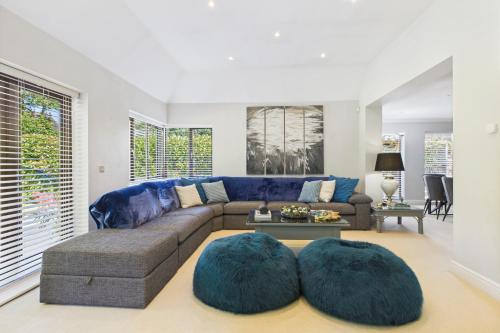 Ruang duduk di 3 beds Luxury Family Home with Self-Check in & Direct Train to London