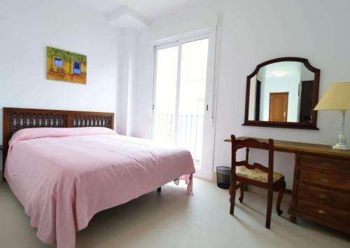 マイレナ・デル・アルコールにあるNew Andalusian House 33 Free Private Parkingのベッドルーム1室(ベッド1台、ドレッサー、鏡付)