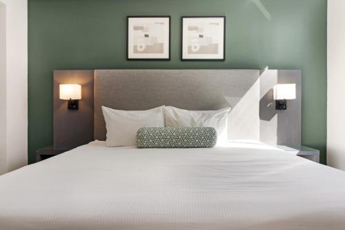Cama o camas de una habitación en Roami at Habitat Brickell
