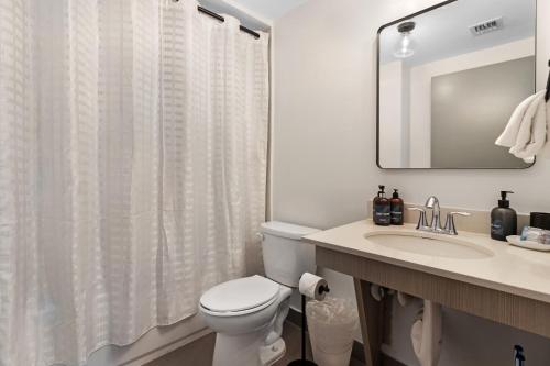 Un baño de Roami at Habitat Brickell