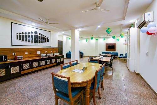 Un restaurante o sitio para comer en Hotel Emerald Park At Airport
