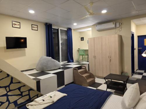 a room with a waiting room with a couch and a chair at HosteLife Brookfield By De Royale Hotels in Bengaluru