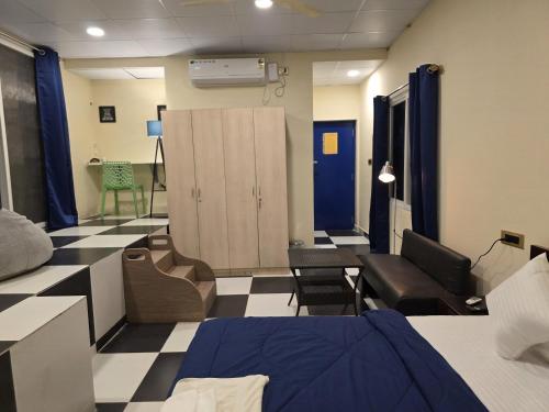 Кровать или кровати в номере HosteLife Brookfield By De Royale Hotels