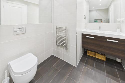 Bilik mandi di 3 beds Luxury Family Home with Self-Check in & Direct Train to London
