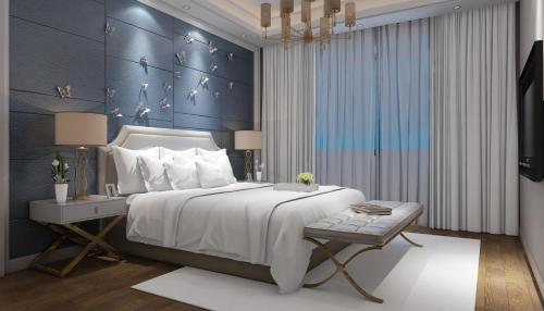Un dormitorio con una cama grande con una pared azul. en Hotel Emerald Park At Airport, en Nueva Delhi
