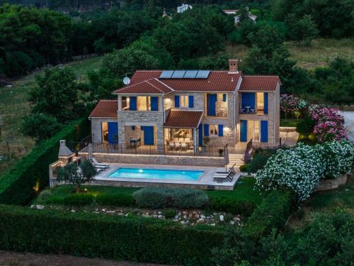 Villa Sterpazzi for 8 people near Poreč with 38 m2 heated pool, sea view & wellness