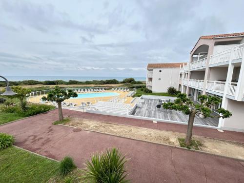 een uitzicht op de binnenplaats van een gebouw met een zwembad bij L'Estran in Les Sables-dʼOlonne