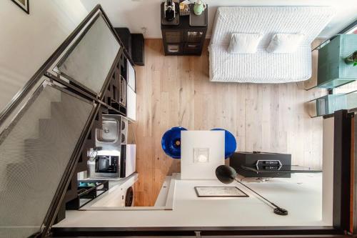 a kitchen with a counter with a microwave and a sink at Green Molina in Faggeto Lario 