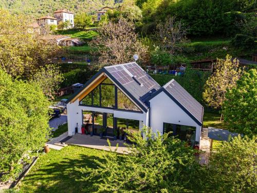 an overhead view of a white house with a solar roof at Green Molina in Faggeto Lario 