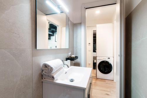 a bathroom with a sink and a washing machine at Green Molina in Faggeto Lario 