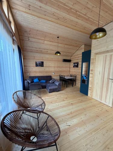 ein Wohnzimmer mit zwei Stühlen und einer Couch in der Unterkunft Orion Palace in Batumi