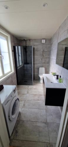 Bilik mandi di Central apartment in Mora