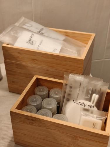 two wooden boxes filled with towels and toiletries at Romantico Rifugio in Guardiagrele